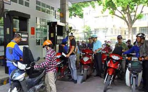 Giá xăng giảm 950 đồng/lít